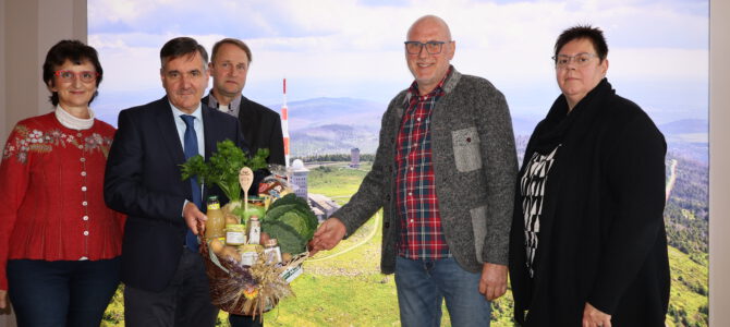 Traditionelle Erntekorbübergabe