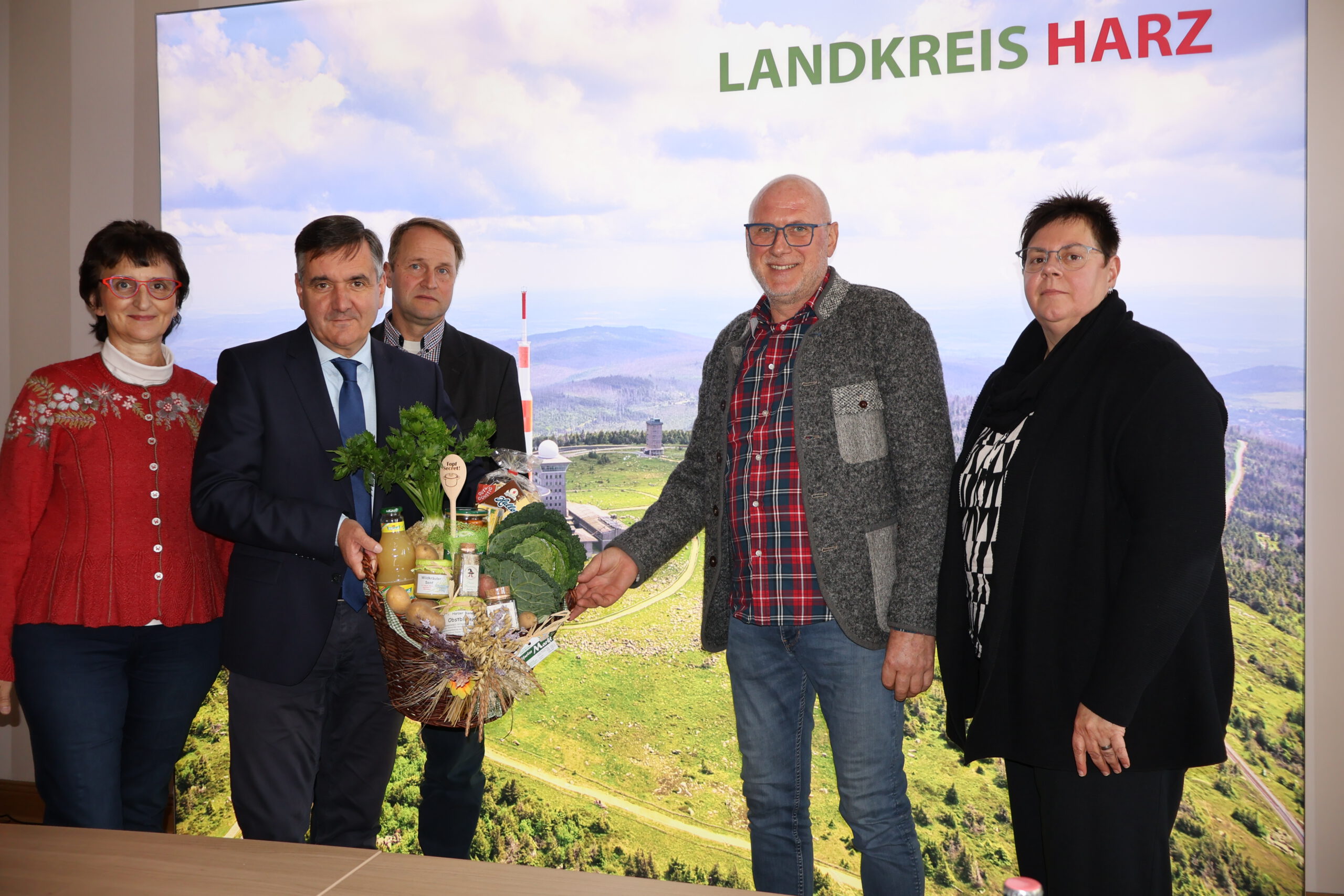 Traditionelle Erntekorbübergabe Traditionelle Erntekorbübergabe